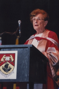 Věra Schiff získává čestný doktorát, 2013