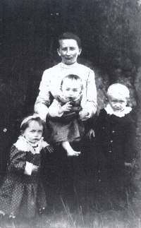 Babička Anežka, děti zleva: Anežka, Jaroslav, Bohumil