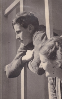 Maminka pamětnice Božena Formanová se švagrem Milošem Formanem, duben 1947