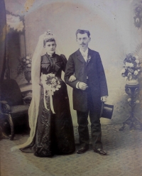 Svatební fotografie rodičů maminky – Gustav Augsten z Bílého Potoka a Anna Řezáčová z Kopidlna
