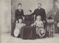 Vlevo dole maminka Růženy Šromové se svými rodiči a babičkou