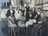 Křtiny Ingeborg Zajíčkové – sedící dole rodiče Rudolf Peuker a Anna Peuker, rozená Augsten, dědeček Gustav Augsten a jeho druhá žena, nahoře zleva bratr maminky s ženou Fracouzkou, která umřela při porodu, nejvýše je příbuzný tety z rodiny Ferdinanda Porsche (z Vratislavic), mezi rodiči porodní bába Resslová, která Inge rodila, napravo od ní teta – sestra maminky s kamarádkou
