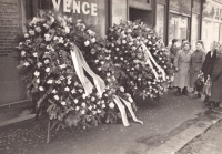 Obchod s květinami rodičů Veselých