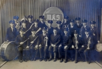 Tatínek pamětnice Rudolf Peuker (první zprava) v podnikové kapele lužské přádelny (MKS – Mildenauer Kammgarnspinnerei) v roce 1937, ve které hrál na buben