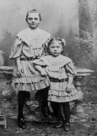 Maminka pamětnice Anna se svou mladší sestrou