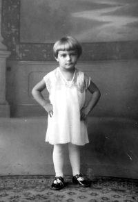 Inge ve fotoateliéru Alfreda Augstena v Hejnicích 