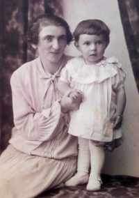 Inge s maminkou v ateliéru Alfreda Augstena v Hejnicích
