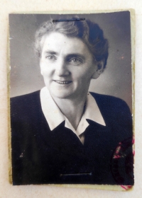 Maminka Anna na fotografii z občanského průkazu,  narozena 1897 v Bílém Potoku jako Anna Augsten