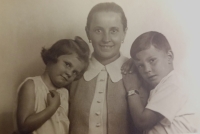 Otilie Kratochvílová s dětmi Václavem a Otilií, 1933