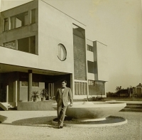 Václav Kratochvíl u nové vily, Moravičany, 1942