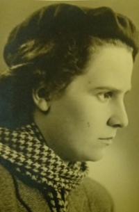 Matka Otty Schneidera, Otilie Kratochvílová, učení fotografkou ve Velkém Meziříčí, 1950