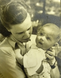 Otto Fidor s maminkou Otilií Fidorovou, 1952