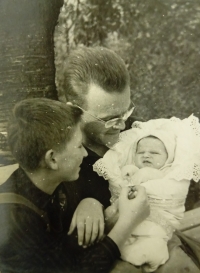 Otto Fidor s otčímem a sestrou Kateřinou Schneiderovou, Olomouc, 1965