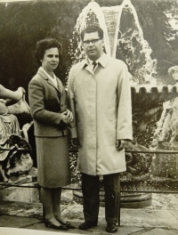 Sourozenci Otilie a Václav Kratochvílovi se vidí po dvaceti letech v Anglii, 1969