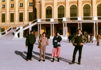 Želmíra Živná druhá zleva, děti Lucie a Pavel, zcela vlevo jiný emigrant Jan Louček, se kterým jezdili na výlety, po emigraci do Rakouska, Vídeň, zámek Schönbrunn, rok 1984