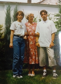 Otilie Schneiderová, maminka Otty Schneidera, s jeho dětmi Petrou a Martinem, cca r. 2000