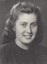 Blanka Pálková na maturitní fotografii, 1950
