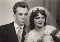 Pamětník s novomanželkou na svatební fotografii, 1962