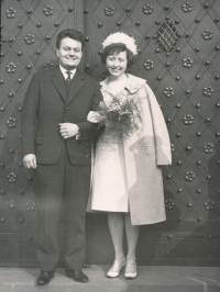 Kamila a Miroslav Hnátovi na svatební fotografii, únor 1963