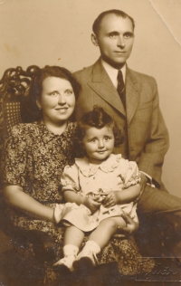 Kamila Hnátová s rodiči Kamilou a Františkem Jiříkovými, 1942