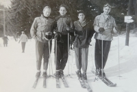 Petr Loubal na lyžích s kamarády z ČVUT, 50. léta