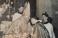 Andrej Lukáček při kněžském svěcení v roce 1965