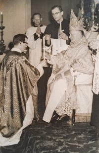 Andrej Lukáček (vlevo) při kněžském svěcení v roce 1965