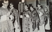Andrej Lukáček (vlevo) při kněžském svěcení v roce 1965