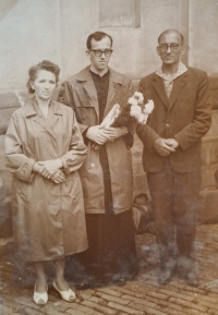 Andrej Lukáček s rodiči po kněžském svěcení v roce 1965