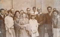 Andrej Lukáček (uprostřed v brýlích) s rodinou v roce 1965, maminka nalevo od něho, tatínek napravo od něho, sestra Elena s manželem vpravo