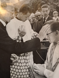 Tatínek žehná Andreji Lukáčkovi před jeho primiční mší v roce 1965 v Piešťanech na Slovensku