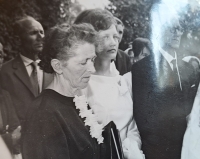 Maminka žehná Andreji Lukáčkovi před jeho primiční mší v roce 1965 v Piešťanech na Slovensku