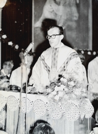 Andrej Lukáček při své primiční mši v Piešťanech na |Slovensku v roce 1965