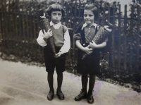 Bratr Heinz se sestřenicí první den školy s kornouty se sladkostmi