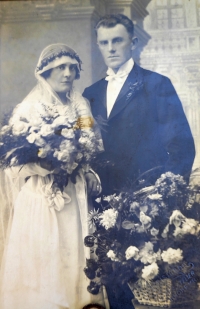 Svatební fotografie strýce Gustava Augstena s francouzskou manželkou, kterou poznal, když koncertoval v cizině, a která zemřela v Hejnicích při porodu