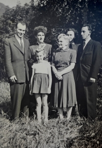 Inge s malou Evou, manželem, maminkou a bratrem s manželkou