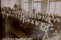 Škola v Bílém Potoce v roce 1937, do které chodil manžel pamětnice Rudolf Zajíček