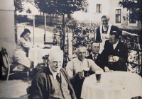 Dědeček (sedící vlevo) ve své restauraci Waldfrieden (Lesní zátiší), kterou ve Ferdinandově provozoval od roku 1911