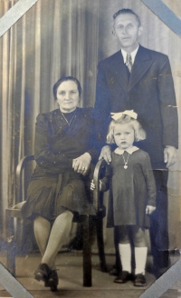 Malá Eva s prarodiči Zajíčkovými, kteří pracovali v trhárně v Bílém Potoce, babička mluvila jen německy