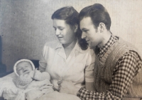 Rudolf Zajíček s dcerou Evou a první ženou Růženou, rozenou Jirausch, v Chabařovicích