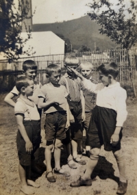 Manžel Rudolf Zajíček při hře v Bílém Potoce