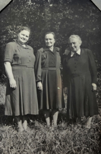 Babička Zajíčková, rozená Krause (uprostřed), se sestrou a tetou 