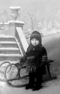 Manžel pamětnice Rudolf Zajíček v dětství na fotografii z fotoateliéru