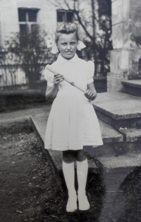 Dcera Eva při prvním svatém přijímání před kostelem v Bílém Potoce