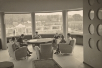 Kratochvílova vila, Moravičany, interiér, v čele stolu Václav Kratochvíl - dědeček Otty Schneidera, cca 40. léta