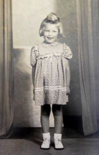Dcera Eva v době, kdy byla přítomná zatčení své matky Růženy Hodkové v Bílém Potoce