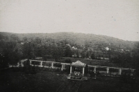 Kratochvílova vila v Moravičanech, pohled na altán, cca 40. léta