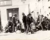 Akce mániček u Petra Oravce v Travné, foceno na nádraží v Javorníku, 80. léta