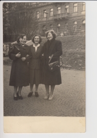 Anna Mužíková (vlevo) po propuštění z vězení, uprostřed Dáša Žaludová, vpravo Eva Havelková, říjen 1953