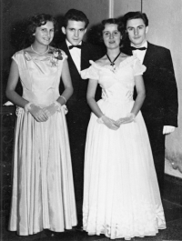 Eva Hozmanová (vpravo) v tanečních, 50. léta, Chomutov